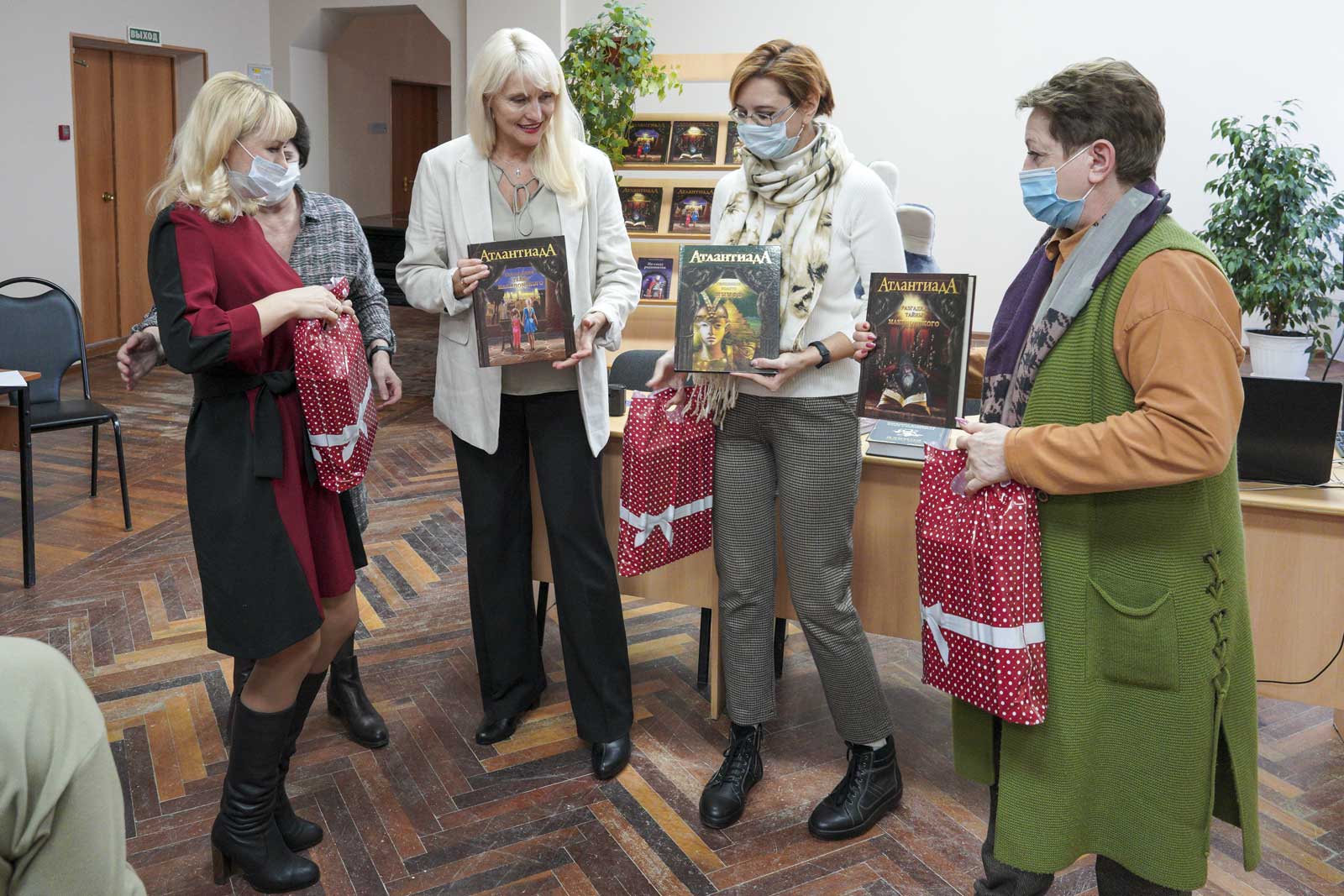 Наталья Цуканова вручает книги